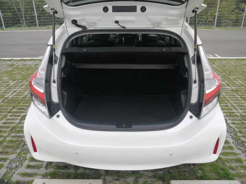 Toyota  Prius C 2019年最省油的油電車  | 新北市汽車商業同業公會｜TACA優良車商聯盟｜中古、二手車買車賣車公會認證保固