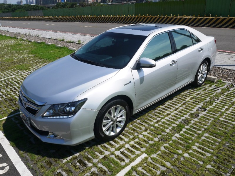 Toyota  Camry 正2014年 2.5L油電Q版最頂級 | 新北市汽車商業同業公會｜TACA優良車商聯盟｜中古、二手車買車賣車公會認證保固