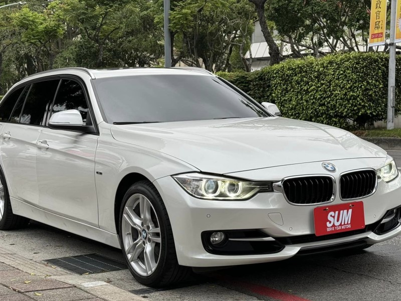 BMW/ 寶馬  3 SERIES  320i Sport Line 金鑽店~好康的來囉！新進2014年式 BMW320i Sport 白 5門掀背旅行式 里程只跑7萬多公里 主要配備 循跡防滑 胎壓監控 6安 HK音響 免鑰啟動車門鎖 定速 電動尾門 倒車影像 雨滴感應雨刷 光感應頭燈 電動摺疊後視鏡 全景天窗 恆溫分區空調 雙電動座椅 後座出風口 LED日行燈 HID頭燈 車頂行李架 等多項配備！ | 新北市汽車商業同業公會｜TACA優良車商聯盟｜中古、二手車買車賣車公會認證保固