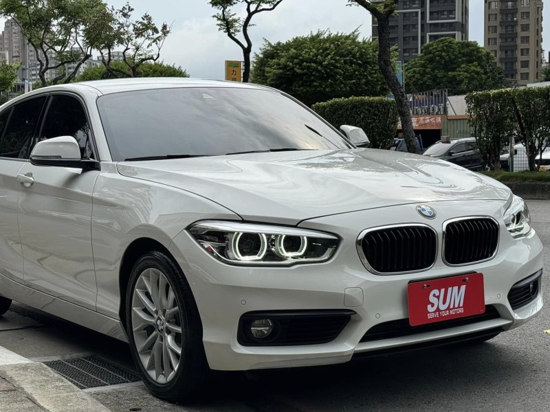 BMW/ 寶馬  1 SERIES  118i 運動版 金鑽店~BMW118i 白 里程保證只跑3萬多公里 主要配備有，循跡防滑 斜坡起步輔助 車道偏離警示系統 AEB自動緊急煞車系統 胎壓監控 6安 免鑰啟動車門鎖 定速 倒車影像 導航 光感應頭燈 雨滴感應雨刷 電動摺疊後視鏡   藍芽通訊 恆溫分區空調 雙電動座椅 後座出風口 粉塵過濾器 LED日行燈 頭燈 尾燈 等超多樣配備！ | 新北市汽車商業同業公會｜TACA優良車商聯盟｜中古、二手車買車賣車公會認證保固