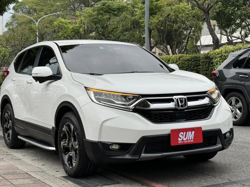 Honda  CR-V 金鑽店~CR-V 1.5S 里程保證5萬多公里 ！主要配備有 ACC主動跟車 車道維持輔助 車道偏離警示 車道變換輔助 斜坡起步輔助 循跡防滑 AEB自動緊急煞車 遠光燈自動控制 胎壓監控 8安 免鑰啟動車門鎖 定速 雨滴感應雨刷 全景天窗 電動尾門 衛星導航 恆溫分區空調 電動座椅 後座出風口 換檔撥片 LED日行燈 頭燈 尾燈 等超多項配備！ | 新北市汽車商業同業公會｜TACA優良車商聯盟｜中古、二手車買車賣車公會認證保固