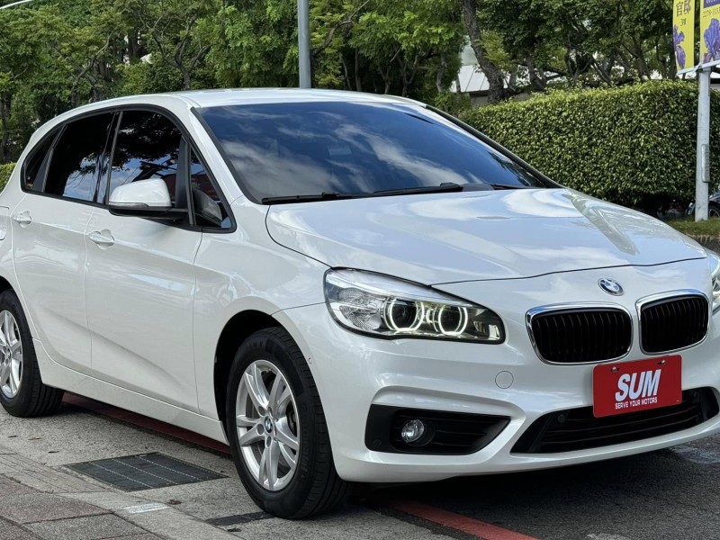 BMW/ 寶馬  2 SERIES  218i 金鑽店~BMW218i 白 主要配備有 循跡防滑 斜坡起步輔助 胎壓監控 6安 免鑰啟動車門 定速 倒車影像 光感應頭燈 雨滴感應雨刷 電動折疊後視鏡 分區恆溫空調 雙電動座椅 粉塵過濾器 後座出風口 LED日行燈 頭燈 尾燈 等多項配備！ | 新北市汽車商業同業公會｜TACA優良車商聯盟｜中古、二手車買車賣車公會認證保固