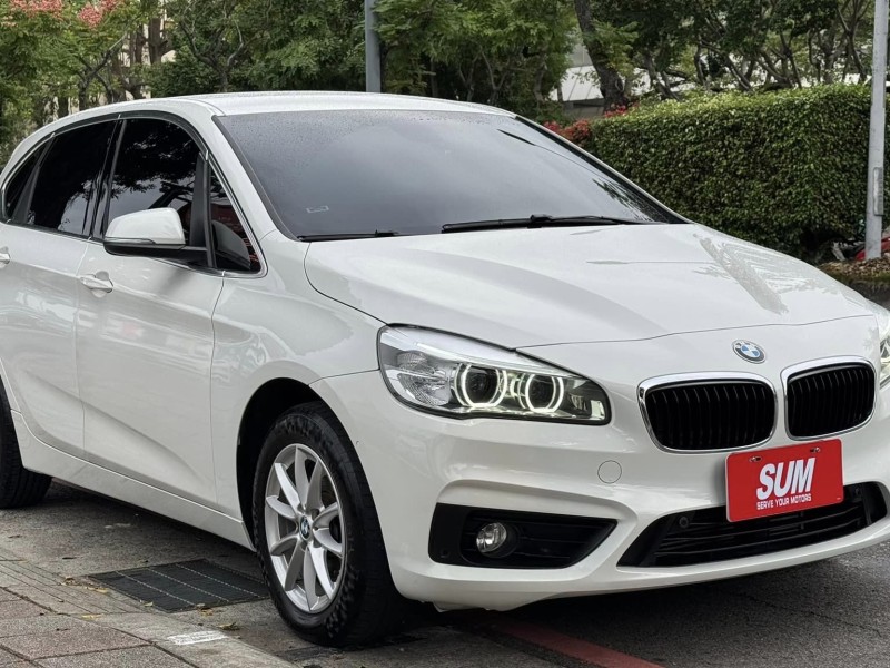 BMW/ 寶馬  2 SERIES  218i 金鑽店~BMW218i 白 主要配備有 循跡防滑 斜坡起步輔助 胎壓監控 6安 免鑰啟動車門 定速 倒車影像 光感應頭燈 雨滴感應雨刷 電動折疊後視鏡 分區恆溫空調 電動尾門 自動停車 粉塵過濾器 後座出風口 LED日行燈 頭燈 尾燈 等多項配備！ | 新北市汽車商業同業公會｜TACA優良車商聯盟｜中古、二手車買車賣車公會認證保固