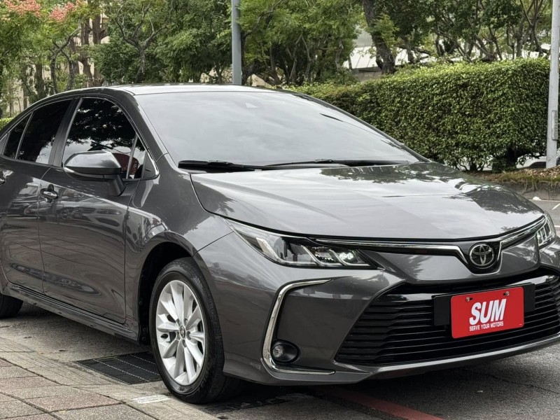 Toyota  Altis 金鑽店~ALTIS 1.8 灰 主要配備有 ACC主動跟車系統 車道偏離警示 車道維持輔助 斜坡起步輔助 AEB自動緊急煞車 遠光燈自動控制 胎壓監控 循跡防滑 9安 定速 光感應頭燈 電動折疊後視鏡 恆溫空調 粉塵過濾器 後座出風口 LED日行燈 尾燈 等多項配備！ | 新北市汽車商業同業公會｜TACA優良車商聯盟｜中古、二手車買車賣車公會認證保固