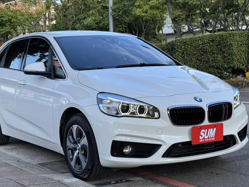 BMW/ 寶馬  2 SERIES  218i 金鑽店~BMW218i 白 主要配備有 循跡防滑 斜坡起步輔助 胎壓監控 6安 免鑰啟動車門 定速 倒車影像 光感應頭燈 雨滴感應雨刷 電動折疊後視鏡 分區恆溫空調 電動座椅 車道偏離警示 自動緊急煞車 自動停車 粉塵過濾器 後座出風口 LED日行燈 頭燈 尾燈 等多項配備！ | 新北市汽車商業同業公會｜TACA優良車商聯盟｜中古、二手車買車賣車公會認證保固
