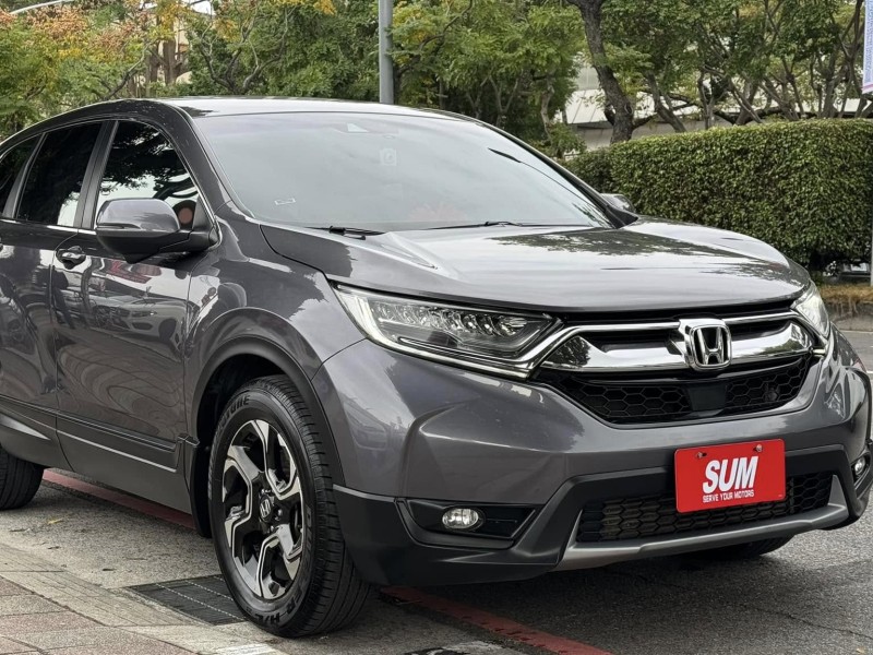 Honda  CR-V 金鑽店~CR-V 1.5 VTi-S 灰 里程保證只跑7萬多公里 ACC主動跟車全速域 車道維持 變換 偏離 輔助系統 AEB自動煞停 遠光燈自動控制 斜坡起步輔助 循跡防滑 8安 胎壓監控 免鑰啟動車門鎖 定速 倒車影像 導航 多功能影音 右側影像無死角 後座出風口 LED頭燈 日行燈 尾燈 等多項配備！ | 新北市汽車商業同業公會｜TACA優良車商聯盟｜中古、二手車買車賣車公會認證保固