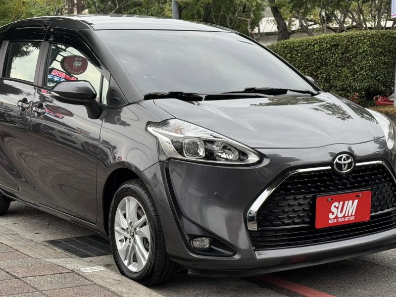 Toyota  SIENTA 金鑽店~SIENTA 1.8 正7人座 雙電動滑門 車道變換輔助系統 倒車影像 胎壓監控 斜坡起步輔助 循跡防滑 8安 免鑰啟動車門鎖 定速 光感應頭燈 電動摺疊後視鏡 盲點偵測 藍芽通訊 方向盤快控鍵 恆溫空調 後座出風口 粉塵過濾器 LED日行燈 等多項配備！ | 新北市汽車商業同業公會｜TACA優良車商聯盟｜中古、二手車買車賣車公會認證保固