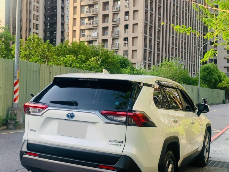 Toyota  RAV4 202豐田RAV4油電旗艦版 | 新北市汽車商業同業公會｜TACA優良車商聯盟｜中古、二手車買車賣車公會認證保固