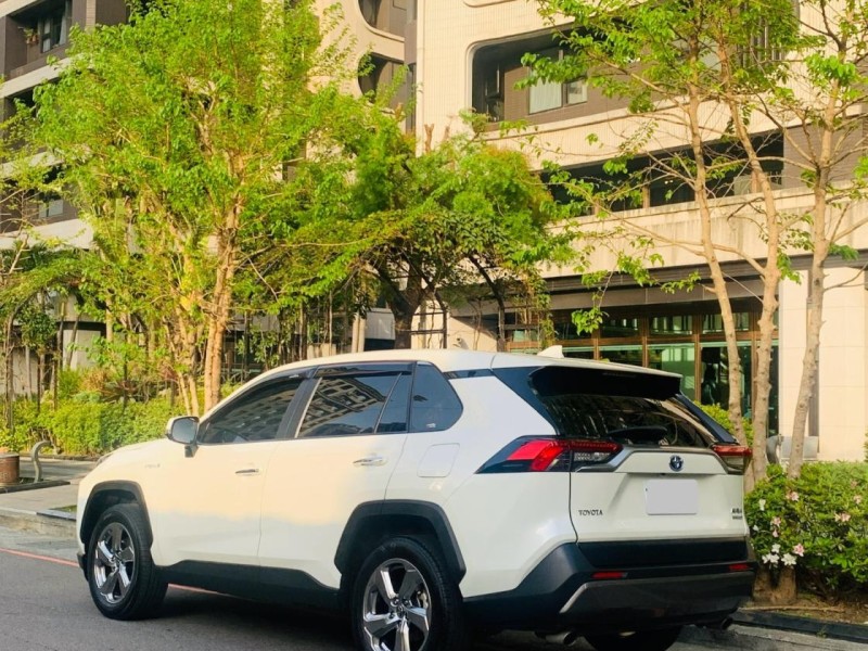 Toyota  RAV4 202豐田RAV4油電旗艦版 | 新北市汽車商業同業公會｜TACA優良車商聯盟｜中古、二手車買車賣車公會認證保固