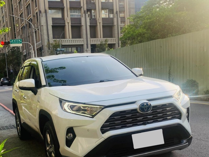 Toyota  RAV4 202豐田RAV4油電旗艦版 | 新北市汽車商業同業公會｜TACA優良車商聯盟｜中古、二手車買車賣車公會認證保固
