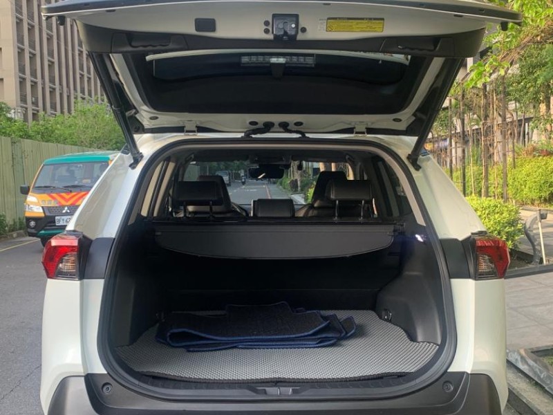 Toyota  RAV4 202豐田RAV4油電旗艦版 | 新北市汽車商業同業公會｜TACA優良車商聯盟｜中古、二手車買車賣車公會認證保固