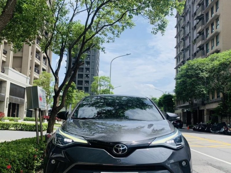 Toyota  C-HR ????????【熱門跨界跑旅登場】 2020年 Toyota C-HR 經典 1.2｜低里程僅跑24,000公里 強勢介入市場的高人氣車款！ | 新北市汽車商業同業公會｜TACA優良車商聯盟｜中古、二手車買車賣車公會認證保固