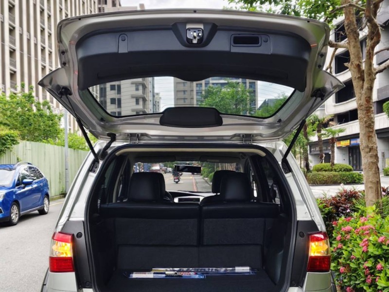 Nissan  Grand Livina 【小資代步首選????超低里程只跑42,000km】 出售：2018年 Lavinia 樂維娜 1.6 銀色款 | 新北市汽車商業同業公會｜TACA優良車商聯盟｜中古、二手車買車賣車公會認證保固