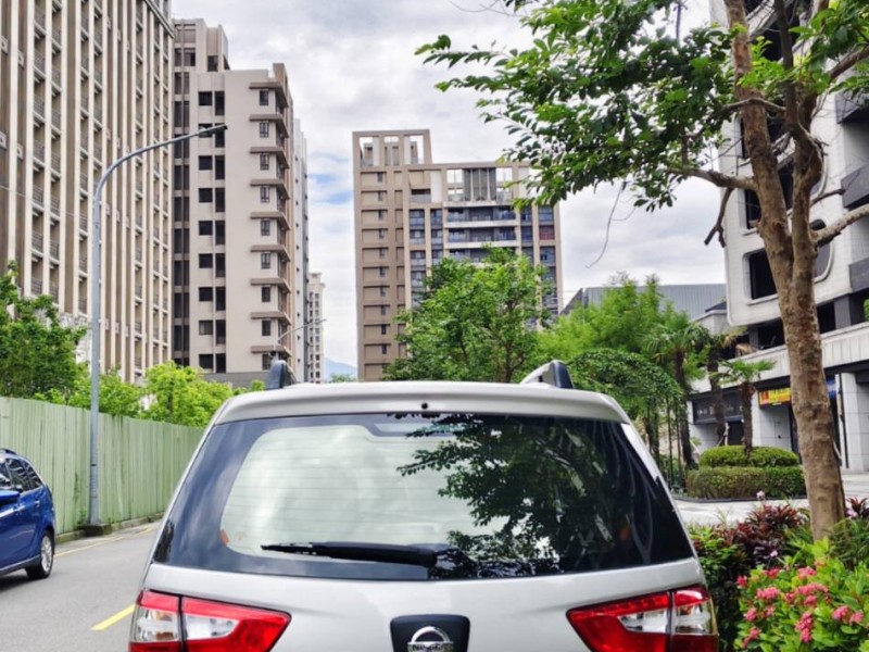 Nissan  Grand Livina 【小資代步首選????超低里程只跑42,000km】 出售：2018年 Lavinia 樂維娜 1.6 銀色款 | 新北市汽車商業同業公會｜TACA優良車商聯盟｜中古、二手車買車賣車公會認證保固
