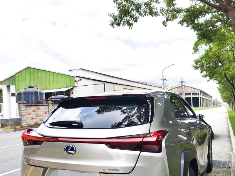 Lexus  UX250h ???? 2020 Lexus UX250h 豪華版 ???? 省油王者  | 新北市汽車商業同業公會｜TACA優良車商聯盟｜中古、二手車買車賣車公會認證保固