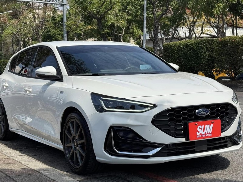 Ford/福特  Focus 金鑽店~Focus ST-Line Vignale 主要配備有 ACC主動跟車系統 車道維持輔助 車道變換輔助 車道偏離警示 斜坡起步輔助 循跡防滑 8安 AEB自動煞車 遠光燈自動控制 胎壓監控 免鑰啟動車門鎖 定速 光感應頭燈 主動轉向燈 雨滴感應雨刷 導航 倒車影像 Apple CarPlay  電動摺疊後視鏡 HUD抬頭顯示器 分區恆溫空調 換檔撥片 粉塵過濾器 雙前座跑車座椅 ￼￼電動座椅 LED日行燈 頭燈 尾燈 空力套件 幾乎是滿配！ | 新北市汽車商業同業公會｜TACA優良車商聯盟｜中古、二手車買車賣車公會認證保固