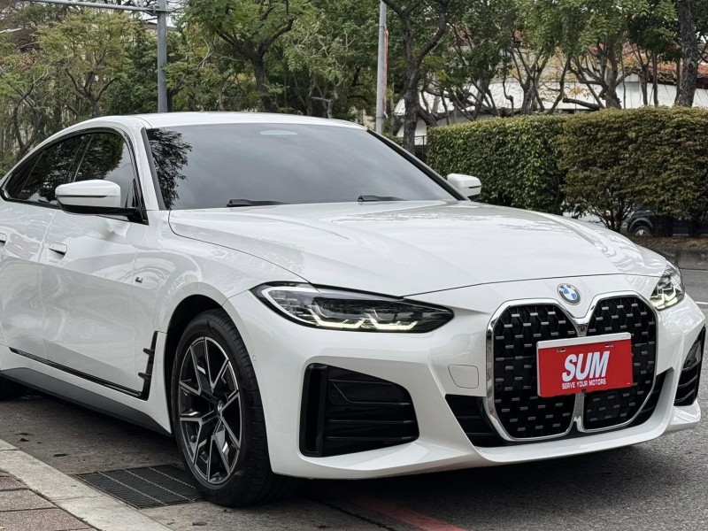 BMW/ 寶馬  4 SERIES  420i M Sport 金鑽店~BMW總代理420i M-Sport  G26 白 認證車履約保證！主要配備有，ACC主動跟車 車道維持 變換 輔助 偏離警示 循跡防滑 斜坡起步 AEB自動煞停 8安 胎壓監控 免鑰啟動車門鎖 定速 360度環景影像 自動停車 光感應頭燈 雨滴感應雨刷 電動摺疊後視鏡 選配HUD抬頭顯示器 分區恆溫空調 換檔撥片 粉塵過濾器 雙前座跑車座椅 雙電動座椅 後座出風口 LED頭燈 尾燈 日行燈 空力套件 導航 Apple CarPlay 等超多項配備！ | 新北市汽車商業同業公會｜TACA優良車商聯盟｜中古、二手車買車賣車公會認證保固