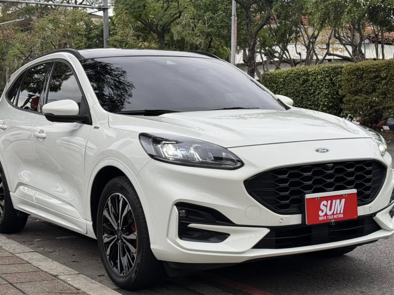 Ford/福特  Kuga 金鑽店~超優質的休旅車來囉！大滿配 2023年式Kuga  ST-Line X AWD 2.0 新車價120幾萬 新車原廠保固中 里程保證！主要配備有，ACC主動跟車 車道維持輔助 車道變換輔助 車道偏離警示 循跡防滑 斜坡起步輔助 AEB自動緊急煞車 7安 遠光燈自動控制 胎壓監控 免鑰啟動車門鎖 定速 360度環景影像 雨滴感應雨刷 光感應頭燈 全景天窗 電動尾門 HUD抬頭顯示器 電動摺疊後視鏡 導航 Apple CarPlay ￼換檔撥片 分區恆溫空調 粉塵過濾器 電動座椅 後座出風口 雙前座跑車 | 新北市汽車商業同業公會｜TACA優良車商聯盟｜中古、二手車買車賣車公會認證保固