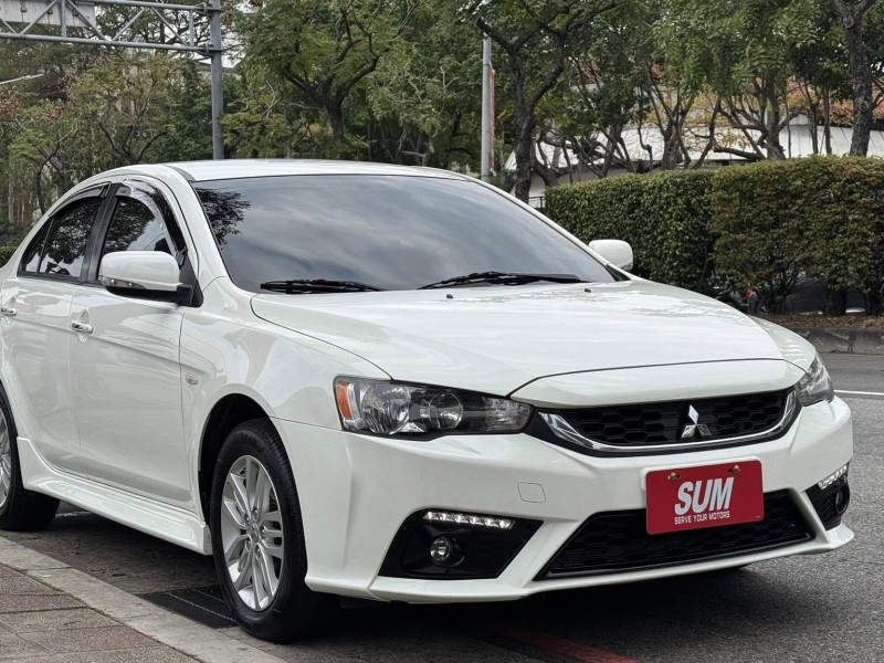 Mitsubishi  Lancer Fortis 金鑽店~ Lancer Fortis 1.8 白 主要配備有，胎壓監控 3安 免鑰啟動車門鎖 定速 電動摺疊後視鏡 多功能影音螢幕 導航 倒車影像 方向盤快控鍵 恆溫空調 LED尾燈 等多項配備！ | 新北市汽車商業同業公會｜TACA優良車商聯盟｜中古、二手車買車賣車公會認證保固