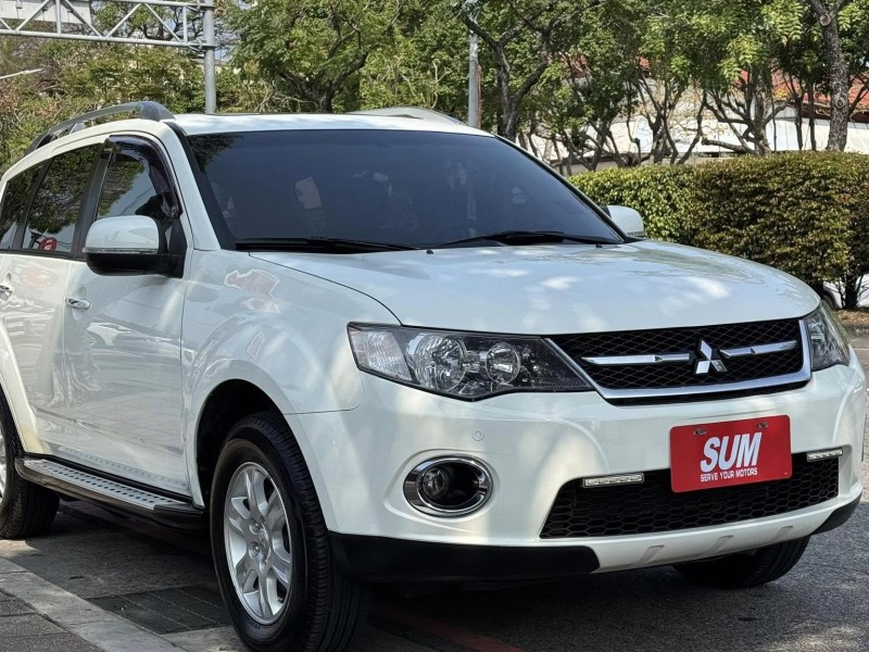 Mitsubishi  Outlander 金鑽店~Outlander 2.4 便宜又大碗的 休旅車 天窗 雙安 免鑰啟動車門鎖 定速 光感應頭燈 方向盤快控鍵 恆溫空調 盲點偵測 粉塵過濾器 車頂行李架 LED尾燈 導航 倒車影像 等配備！ | 新北市汽車商業同業公會｜TACA優良車商聯盟｜中古、二手車買車賣車公會認證保固