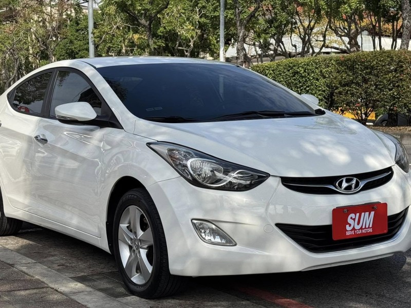 Hyundai  Elantra 金鑽店~Elantra 1.8 白色 里程保證只跑5萬多公里 超優質的絕佳代步車。雙安 雨滴感應雨刷 電動折疊後視鏡 分區恆溫空調 粉塵過濾器 ！省油省稅金 | 新北市汽車商業同業公會｜TACA優良車商聯盟｜中古、二手車買車賣車公會認證保固