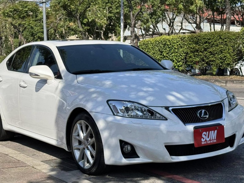 Lexus  IS 金鑽店~IS250 里程保證只跑13萬多公里，車況超優 主要配備有，循跡防滑 10安 免鑰啟動車門鎖 定速 光感應頭燈 雨滴感應雨刷 天窗 電動後遮陽簾 分區恆溫空調 換檔撥片 方向盤電動調整 粉塵過濾器 雙電動座椅 後座出風口 LED日行燈 HID頭燈 等多項配備！ | 新北市汽車商業同業公會｜TACA優良車商聯盟｜中古、二手車買車賣車公會認證保固