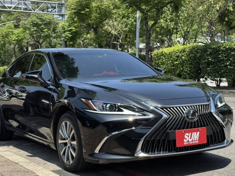 Lexus  ES200 金鑽店~ES200 里程保證只跑7千公里  ACC自動跟車 車道偏離警示 胎壓 斜坡輔助 循跡防滑 定速 免鑰啟動 摸門感應 十安 雙電動座椅 等多樣配備！ | 新北市汽車商業同業公會｜TACA優良車商聯盟｜中古、二手車買車賣車公會認證保固