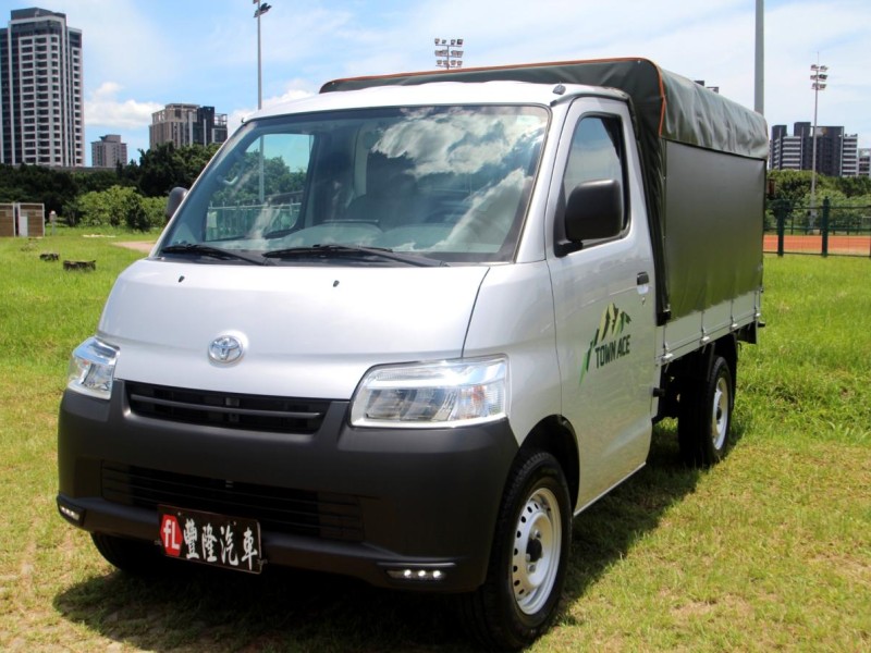 Toyota  Town Ace {跑1千 安卓機 帆布}24年TOWN ACE自排 銀~豐隆嚴選0頭款專案 | 新北市汽車商業同業公會｜TACA優良車商聯盟｜中古、二手車買車賣車公會認證保固