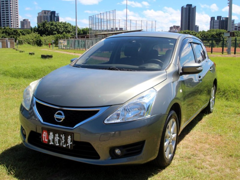 Nissan  Tiida {跑15萬 無待修}13年TIIDA1.5灰~豐隆嚴選0頭款低月付專案 | 新北市汽車商業同業公會｜TACA優良車商聯盟｜中古、二手車買車賣車公會認證保固