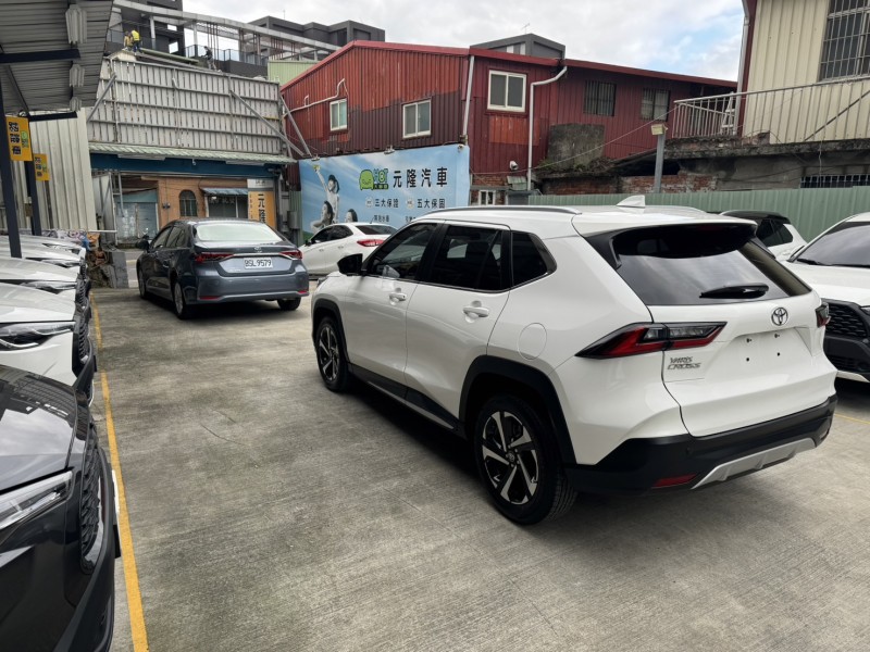 Toyota  Yaris 2024 Toyota Yaris Cross 電動尾門-LED大燈-原價82萬 | 新北市汽車商業同業公會｜TACA優良車商聯盟｜中古、二手車買車賣車公會認證保固