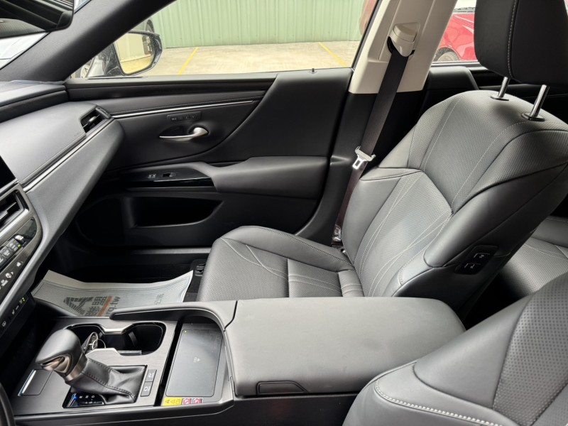 Lexus  ES 2023 Lexus ES300h(油電旗艦版)原鈑件.原價:24萬9.實車實價 | 新北市汽車商業同業公會｜TACA優良車商聯盟｜中古、二手車買車賣車公會認證保固