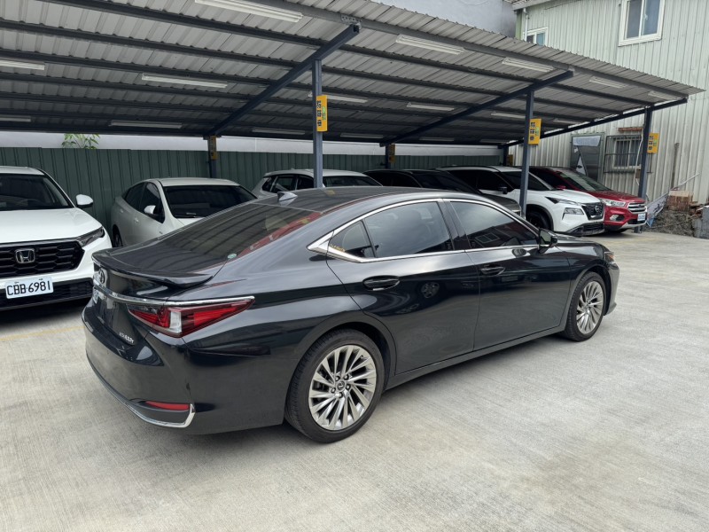 Lexus  ES 2023 Lexus ES300h(油電旗艦版)原鈑件.原價:24萬9.實車實價 | 新北市汽車商業同業公會｜TACA優良車商聯盟｜中古、二手車買車賣車公會認證保固