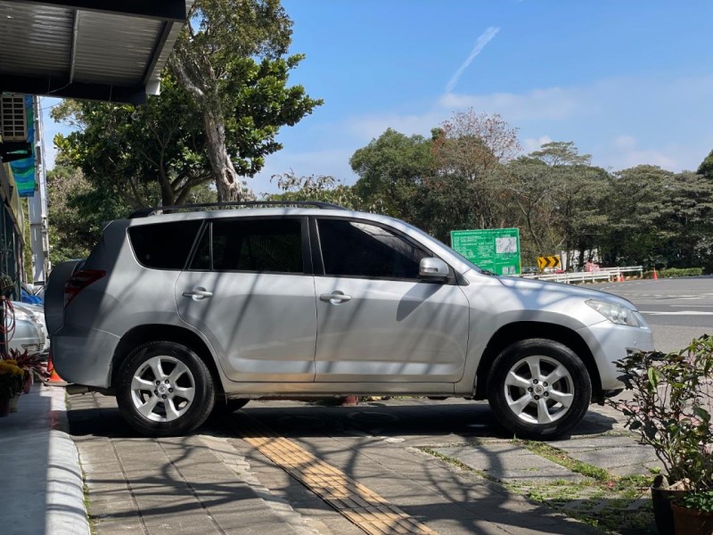 Toyota  RAV4 3代進口.天窗型.車況好.影音特仕.雙區恆溫// 裕昌汽車UCcar | 新北市汽車商業同業公會｜TACA優良車商聯盟｜中古、二手車買車賣車公會認證保固