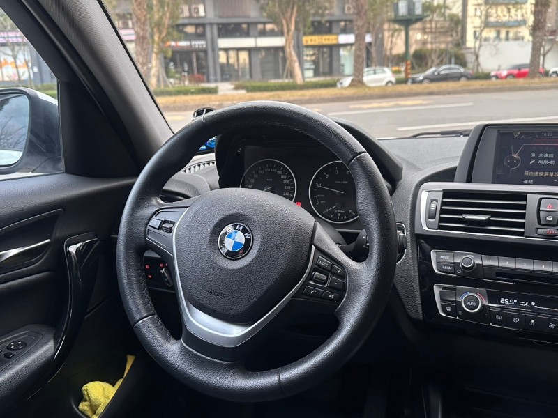 BMW/ 寶馬  1 SERIES  120i 總代理跑8萬 免鑰匙、怠速熄火、雙前電動記憶座椅、定速、倒車顯影、失壓續跑胎 | 新北市汽車商業同業公會｜TACA優良車商聯盟｜中古、二手車買車賣車公會認證保固