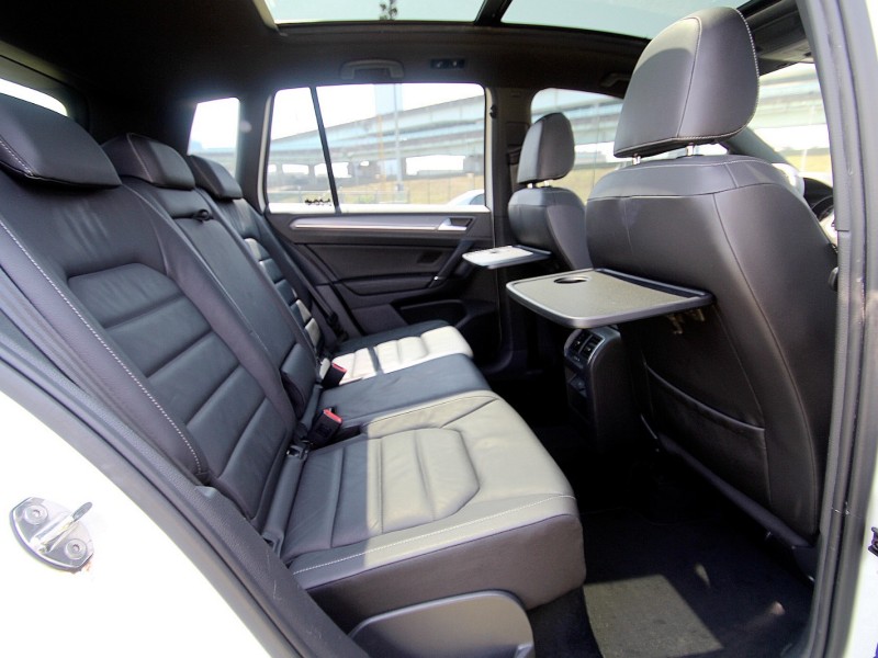 Volkswagen 福斯  Golf {原鈑件 內外如新}17年GOLF Sportsvan 280RLine白 | 新北市汽車商業同業公會｜TACA優良車商聯盟｜中古、二手車買車賣車公會認證保固