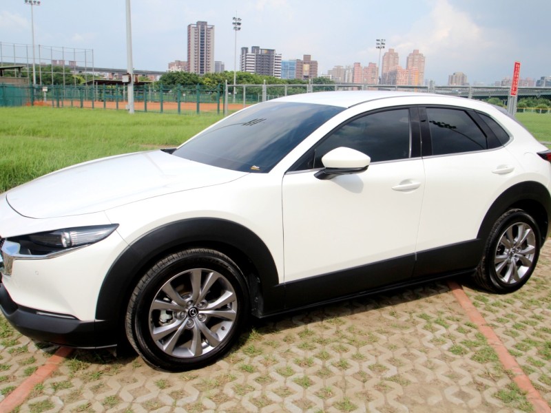 Mazda  CX-30 {原廠保固 電尾門}22年式CX30 20S-P白~豐隆嚴選0頭款低月付專案 | 新北市汽車商業同業公會｜TACA優良車商聯盟｜中古、二手車買車賣車公會認證保固