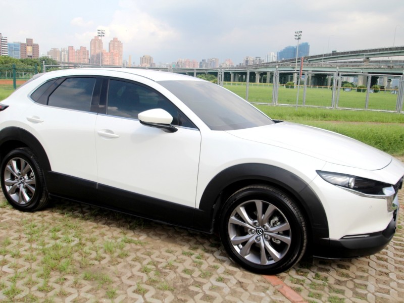 Mazda  CX-30 {原廠保固 電尾門}22年式CX30 20S-P白~豐隆嚴選0頭款低月付專案 | 新北市汽車商業同業公會｜TACA優良車商聯盟｜中古、二手車買車賣車公會認證保固