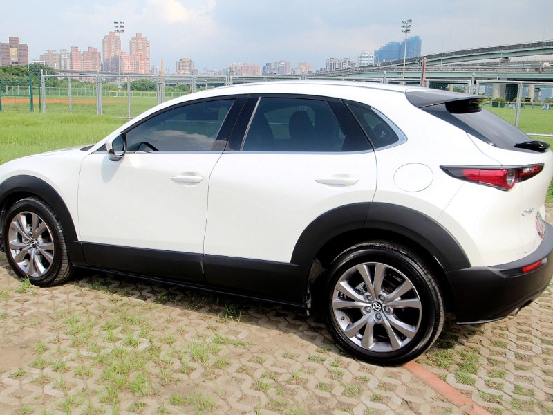 Mazda  CX-30 {原廠保固 電尾門}22年式CX30 20S-P白~豐隆嚴選0頭款低月付專案 | 新北市汽車商業同業公會｜TACA優良車商聯盟｜中古、二手車買車賣車公會認證保固
