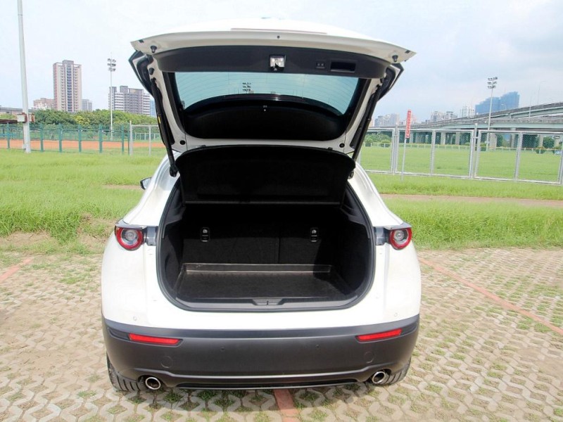 Mazda  CX-30 {原廠保固 電尾門}22年式CX30 20S-P白~豐隆嚴選0頭款低月付專案 | 新北市汽車商業同業公會｜TACA優良車商聯盟｜中古、二手車買車賣車公會認證保固