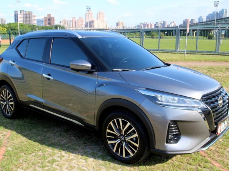 Nissan  Kicks {旗艦款 跑1.6萬 JBL}23年KICKS 1.6灰~豐隆嚴選0頭款低月付 | 新北市汽車商業同業公會｜TACA優良車商聯盟｜中古、二手車買車賣車公會認證保固