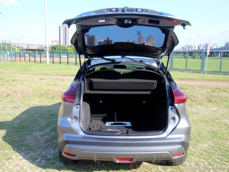 Nissan  Kicks {旗艦款 跑1.6萬 JBL}23年KICKS 1.6灰~豐隆嚴選0頭款低月付 | 新北市汽車商業同業公會｜TACA優良車商聯盟｜中古、二手車買車賣車公會認證保固