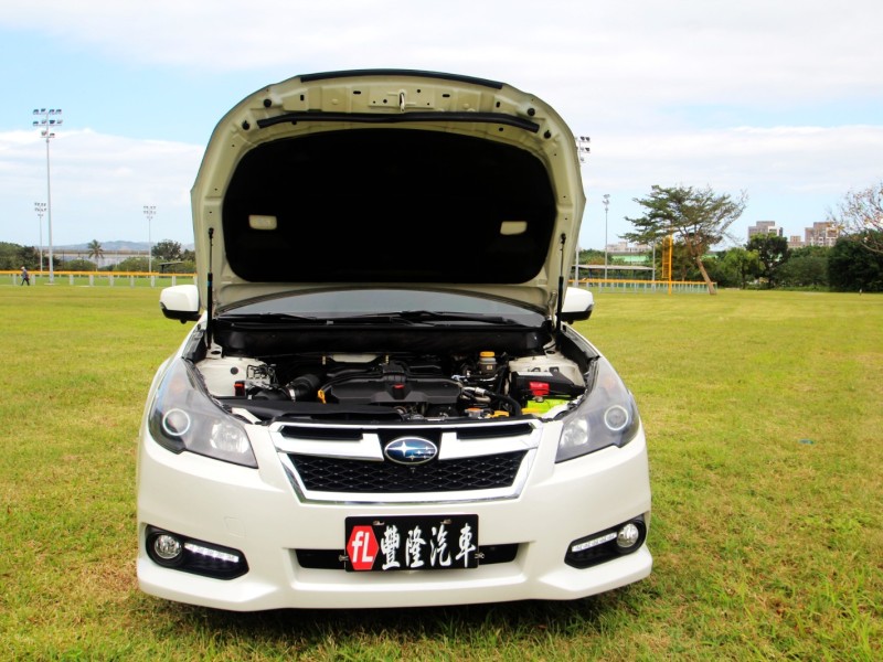 Subaru  Legacy {原鈑件 一年跑1萬}13年LEGACY2.0白~豐隆嚴選0頭款低月付專案 | 新北市汽車商業同業公會｜TACA優良車商聯盟｜中古、二手車買車賣車公會認證保固