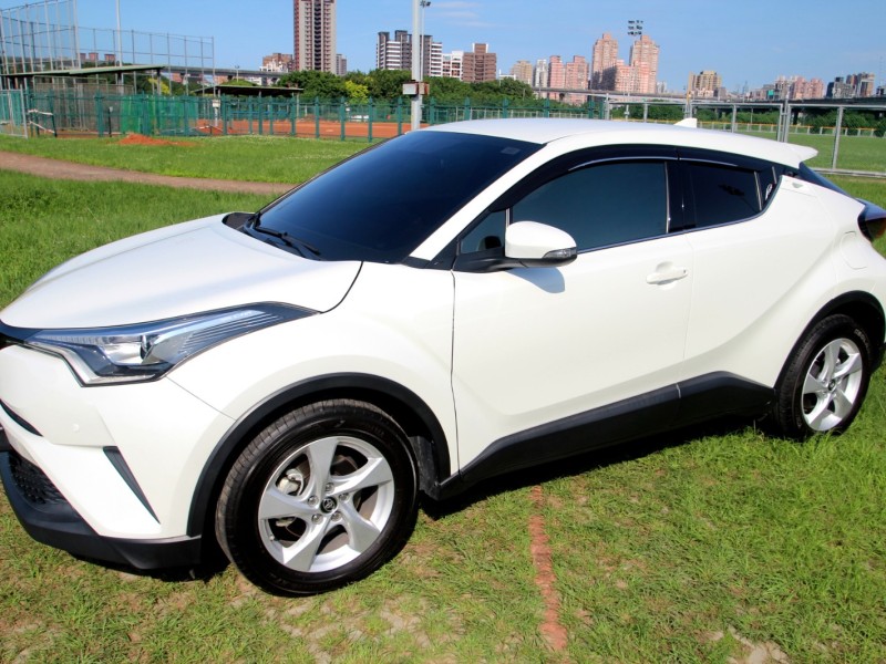 Toyota  C-HR {原鈑件 跑6萬}19年 CHR1.2白 豪華版~豐隆嚴選0頭款低月付專案 | 新北市汽車商業同業公會｜TACA優良車商聯盟｜中古、二手車買車賣車公會認證保固