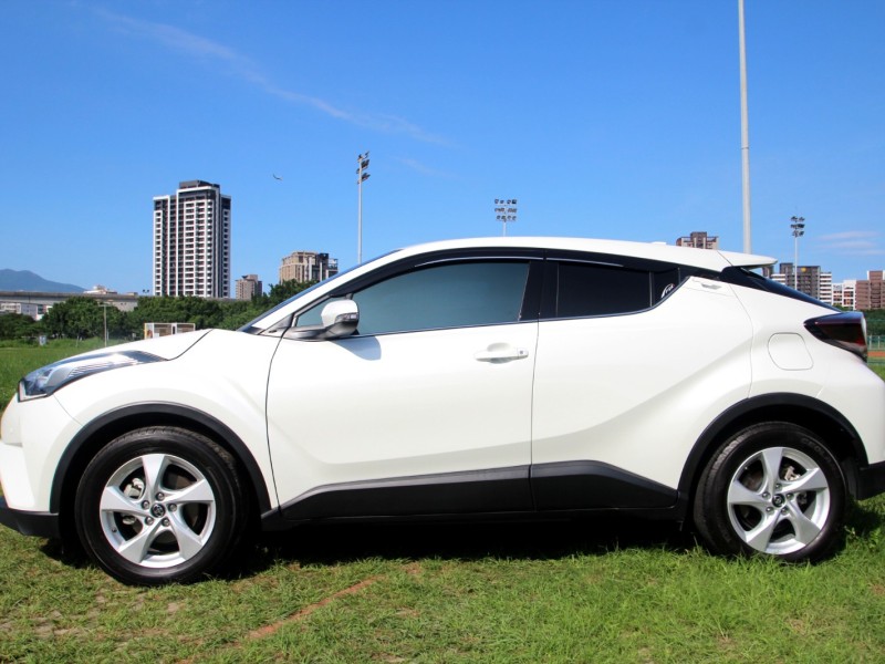 Toyota  C-HR {原鈑件 跑6萬}19年 CHR1.2白 豪華版~豐隆嚴選0頭款低月付專案 | 新北市汽車商業同業公會｜TACA優良車商聯盟｜中古、二手車買車賣車公會認證保固