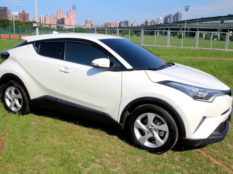 Toyota  C-HR {原鈑件 跑6萬}19年 CHR1.2白 豪華版~豐隆嚴選0頭款低月付專案 | 新北市汽車商業同業公會｜TACA優良車商聯盟｜中古、二手車買車賣車公會認證保固