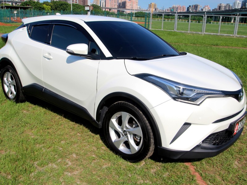 Toyota  C-HR {原鈑件 跑6萬}19年 CHR1.2白 豪華版~豐隆嚴選0頭款低月付專案 | 新北市汽車商業同業公會｜TACA優良車商聯盟｜中古、二手車買車賣車公會認證保固