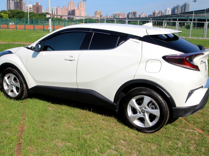 Toyota  C-HR {原鈑件 跑6萬}19年 CHR1.2白 豪華版~豐隆嚴選0頭款低月付專案 | 新北市汽車商業同業公會｜TACA優良車商聯盟｜中古、二手車買車賣車公會認證保固