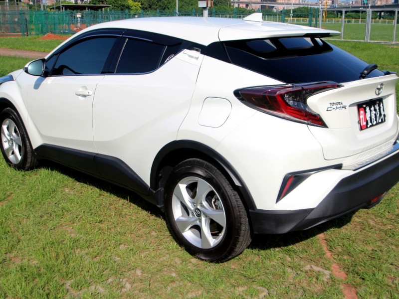 Toyota  C-HR {原鈑件 跑6萬}19年 CHR1.2白 豪華版~豐隆嚴選0頭款低月付專案 | 新北市汽車商業同業公會｜TACA優良車商聯盟｜中古、二手車買車賣車公會認證保固