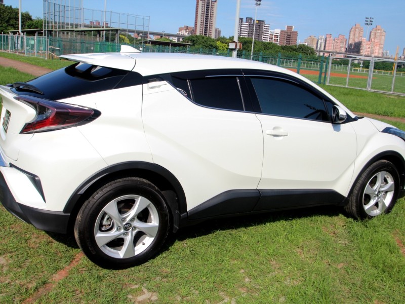 Toyota  C-HR {原鈑件 跑6萬}19年 CHR1.2白 豪華版~豐隆嚴選0頭款低月付專案 | 新北市汽車商業同業公會｜TACA優良車商聯盟｜中古、二手車買車賣車公會認證保固