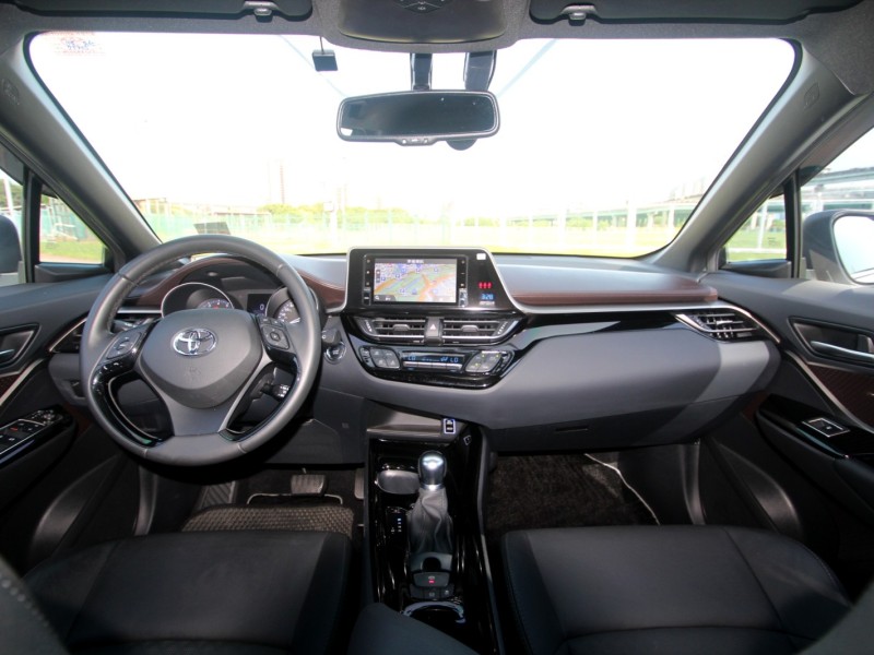 Toyota  C-HR {原鈑件 跑6萬}19年 CHR1.2白 豪華版~豐隆嚴選0頭款低月付專案 | 新北市汽車商業同業公會｜TACA優良車商聯盟｜中古、二手車買車賣車公會認證保固